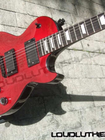 Sorridente posando sob o sol.